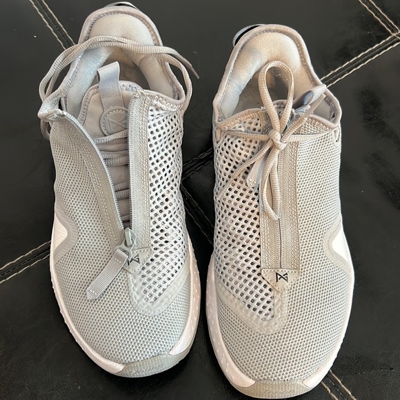 Nike Air Men’s 9.5  Silver and White - Picture 4 of 5